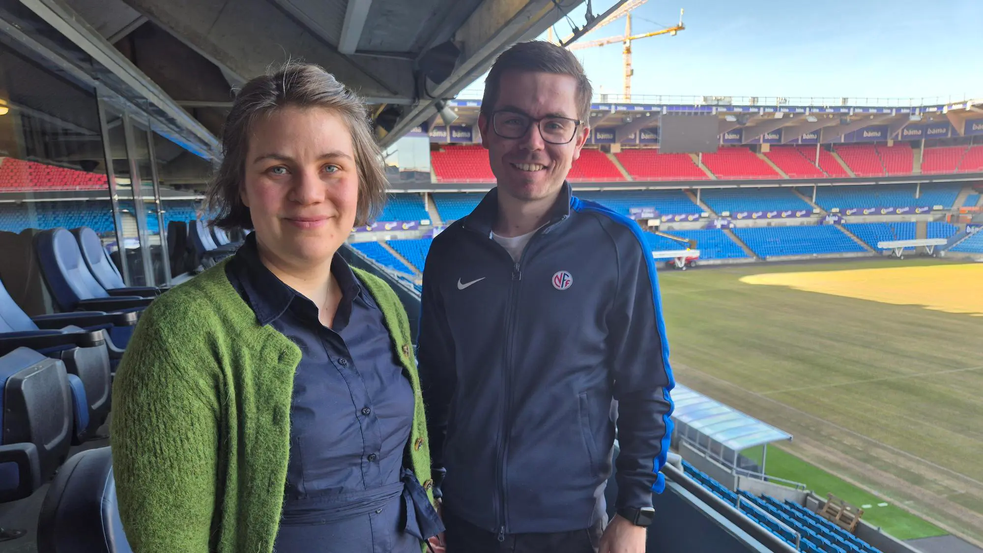 Bilde av Rasmus Semmerud i NFF og Ragnhild Kaski som står på Ullevåll stadion