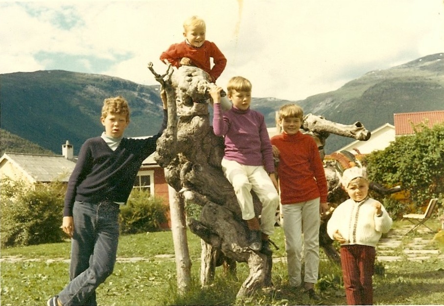 Et eldre foto av Frode Grodås som barn sammen med sine tre brødre.