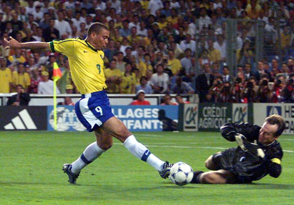 Brazilianske Ronaldo sitt skudd blir reddet av Grodås i den berømte kampen mot brasil