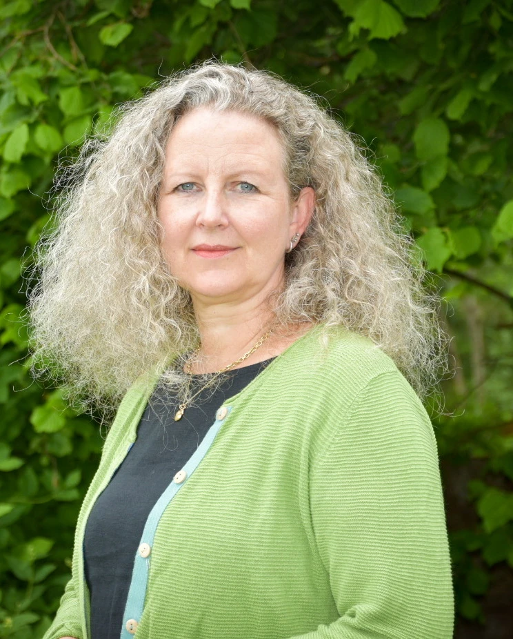 Foto av Anne Kristine Bergem med grønn genser utendørs