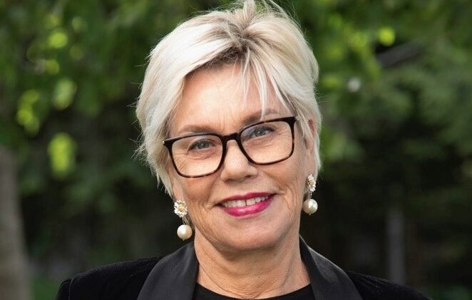 Portrett av fanny duckert som ser rett i kamera
