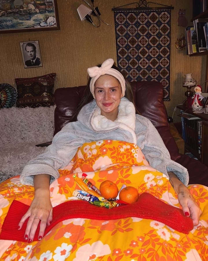 Erika sammen med den røde sokken, som hun synger om i julesangen «Ta mæ tebake».