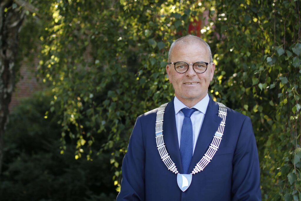 Jon Sanness-Andersen, ordfører i Færder kommune står oppstilt i dress og ordførerkjede